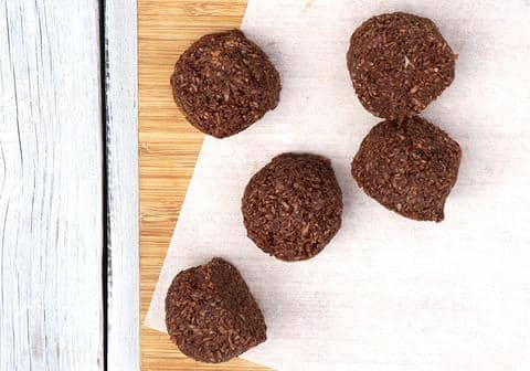 Ingredients: Coconut, Agave, Coconut butter, Cacao powder, Sea salt (100% organic) Package Size: 210g Cacao Macaroons 6pack