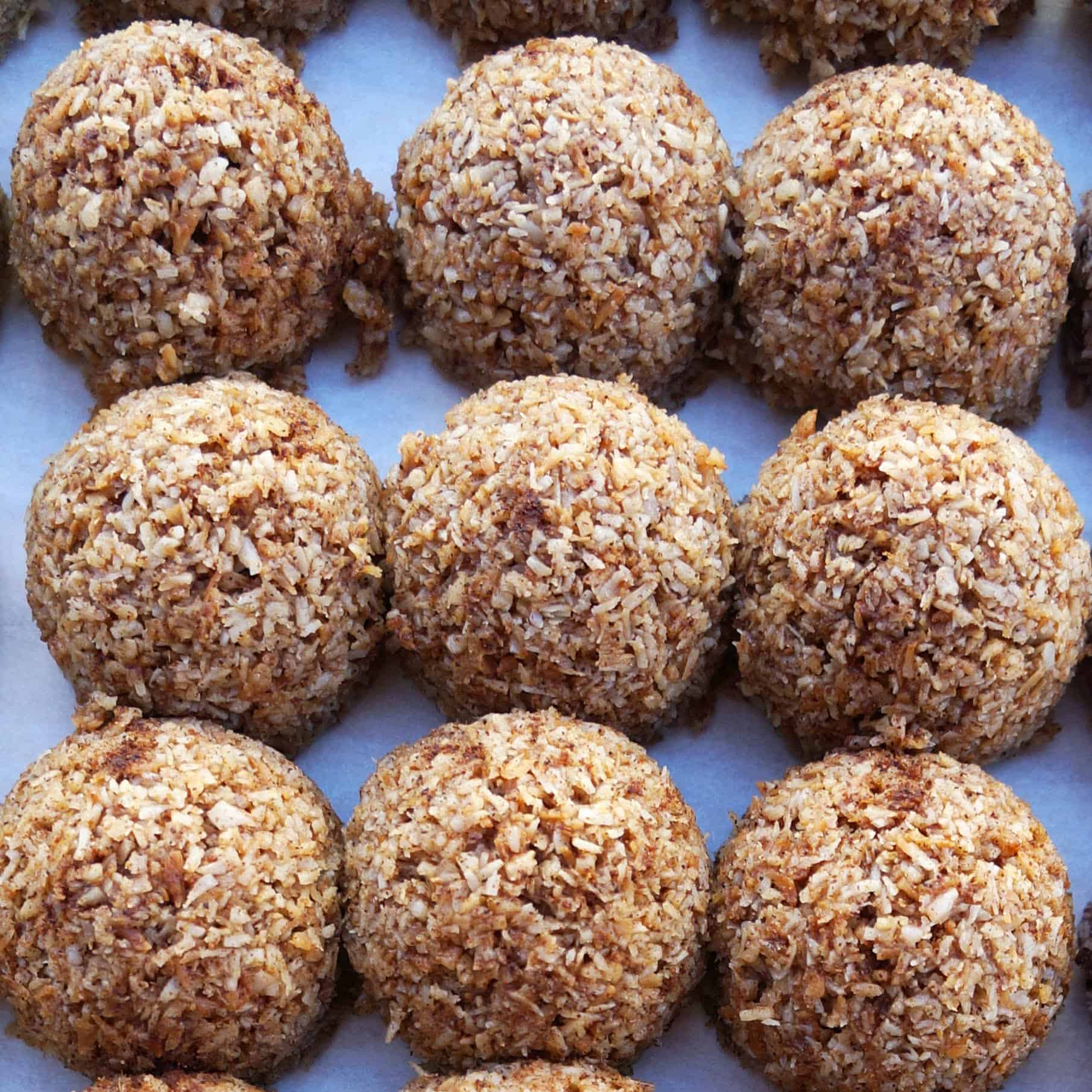 Ingredients: toasted coconut flakes, coconut butter, agave, coconut sugar, cinnamon, sea salt (100% organic) Package Size: 240g Cinnamon Toast Crunch Macaroons 6pack