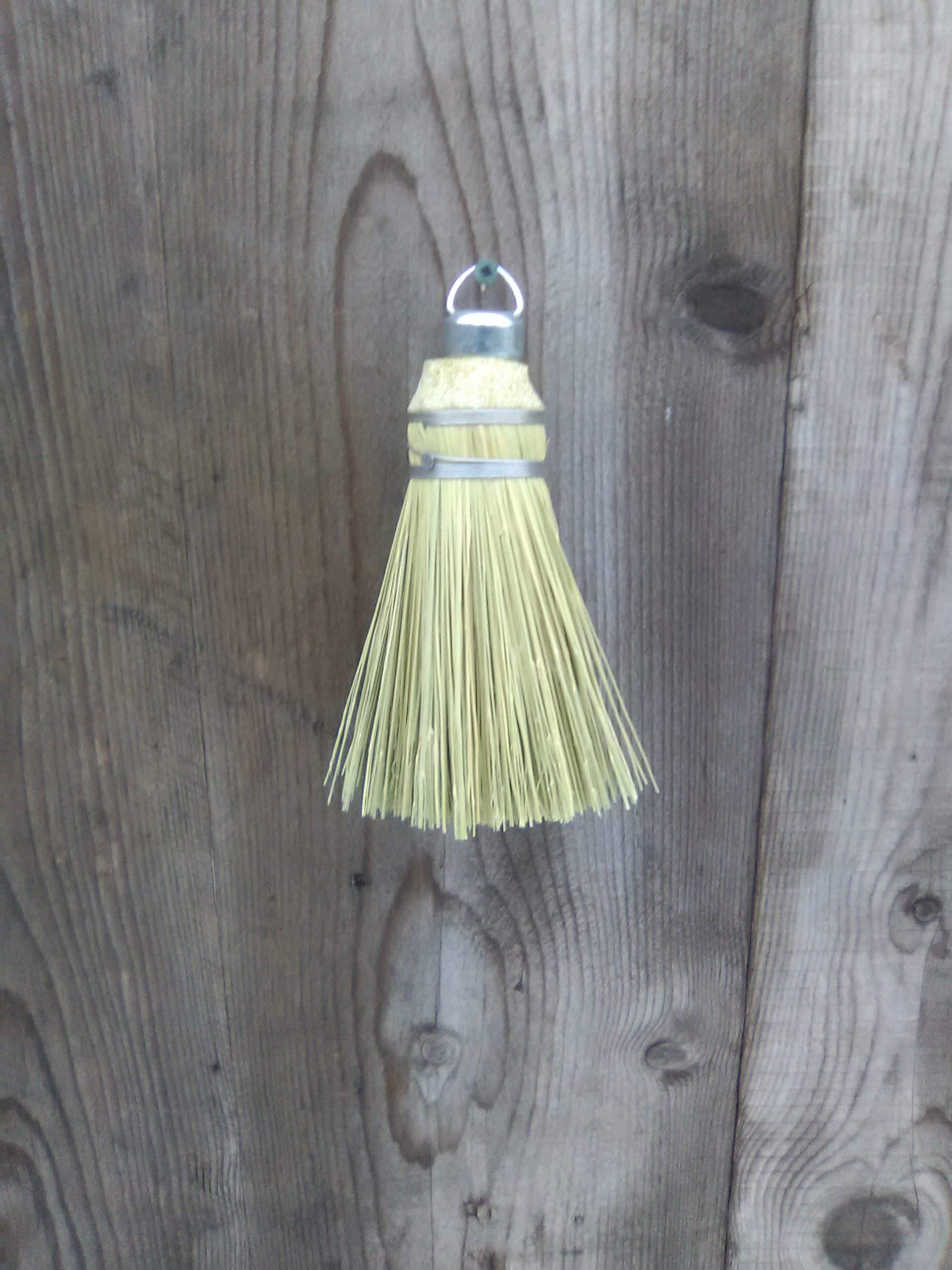 Check whether your cake is done using this old fashioned cake tester. This bakers' tool is made of 5 inch premium broom corn and topped with a ring ball cap that can be hung up on a hook. A charming tool in any kitchen! Porcupine cake tester, 5 inch