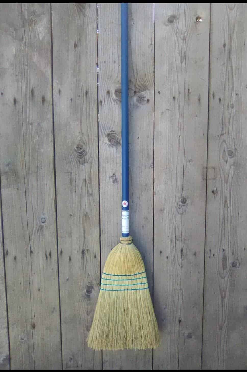 The great canadian outdoor broom - plain