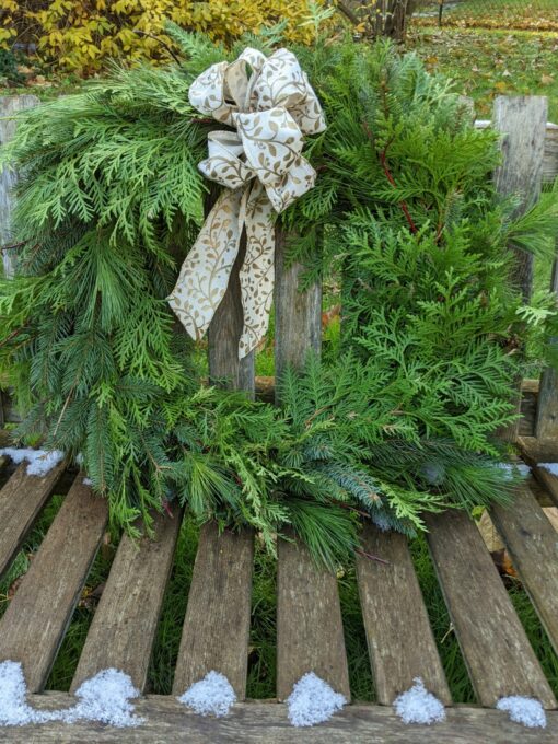 18 inch wreath / mistletoe bow / mixed greens