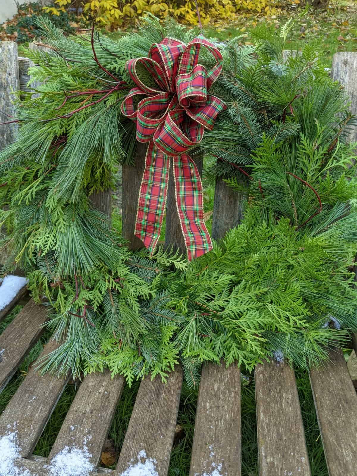 18 inch wreath / Plaid bow / Mixed Greens