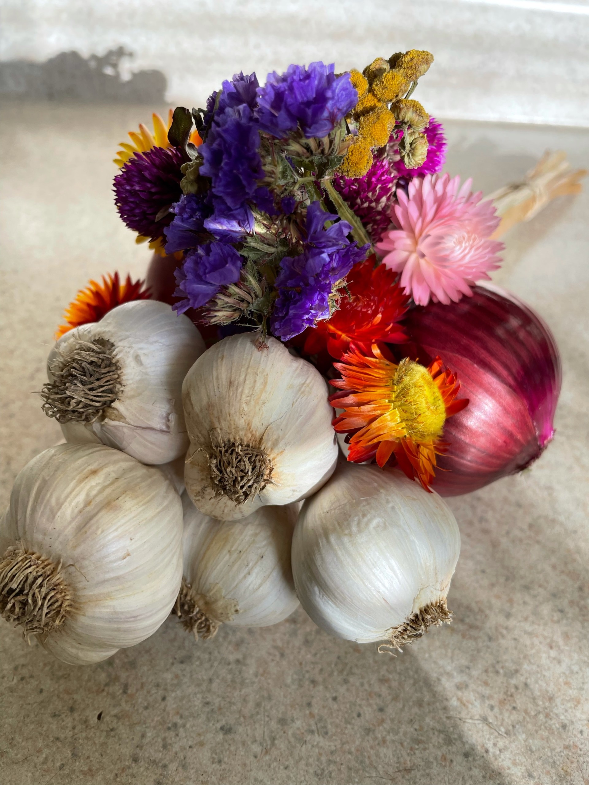With a mini dried floral arrangement Flowery Garlic scaled With a mini dried floral arrangement