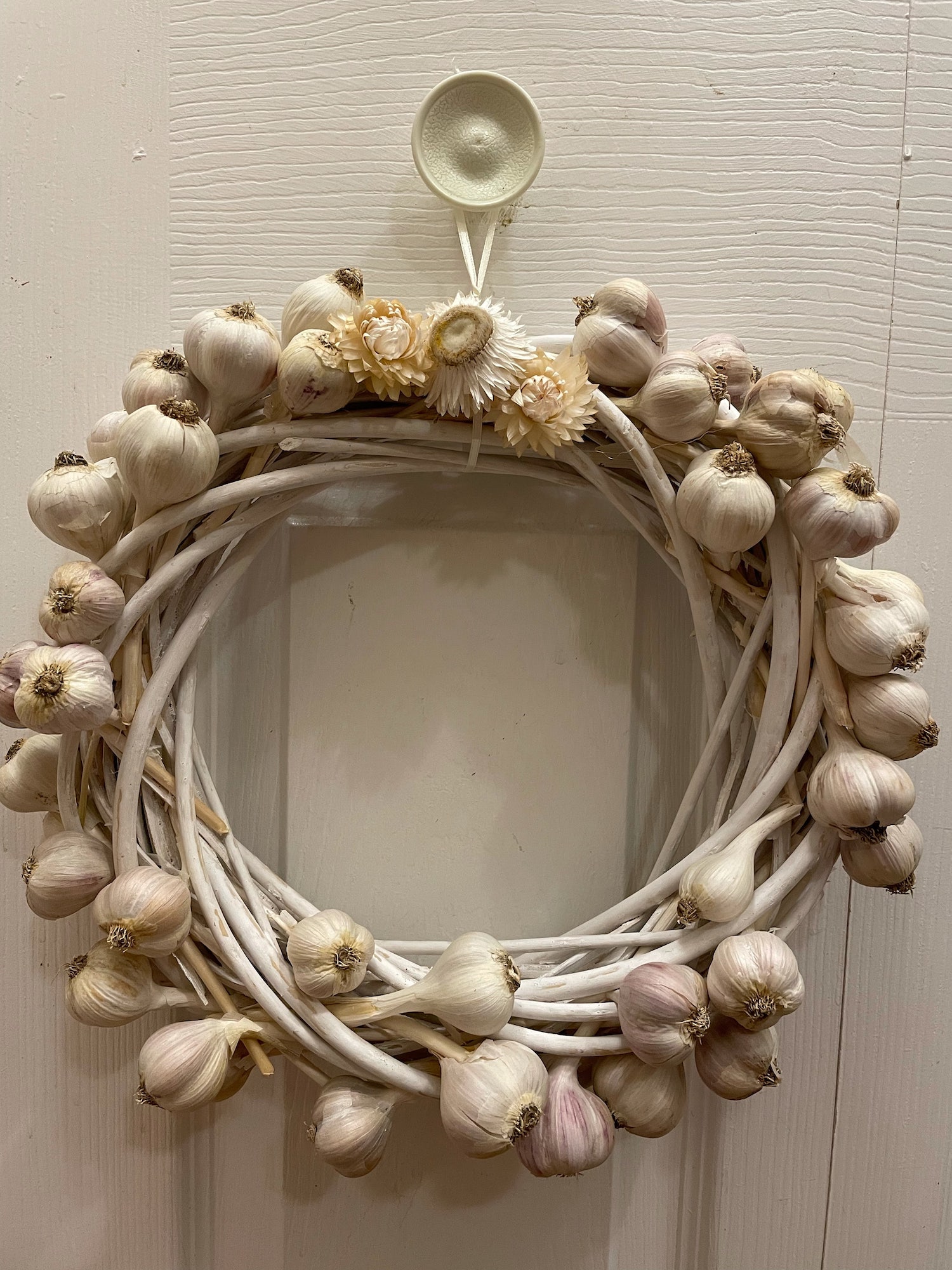 Made with our music garlic on a twig base, nice on the kitchen table/centerpiece Garlic Wreath Made with our music garlic on a twig base, nice on the kitchen table/centerpiece