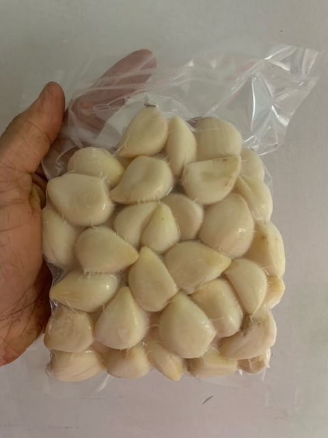 Peeled frozen garlic