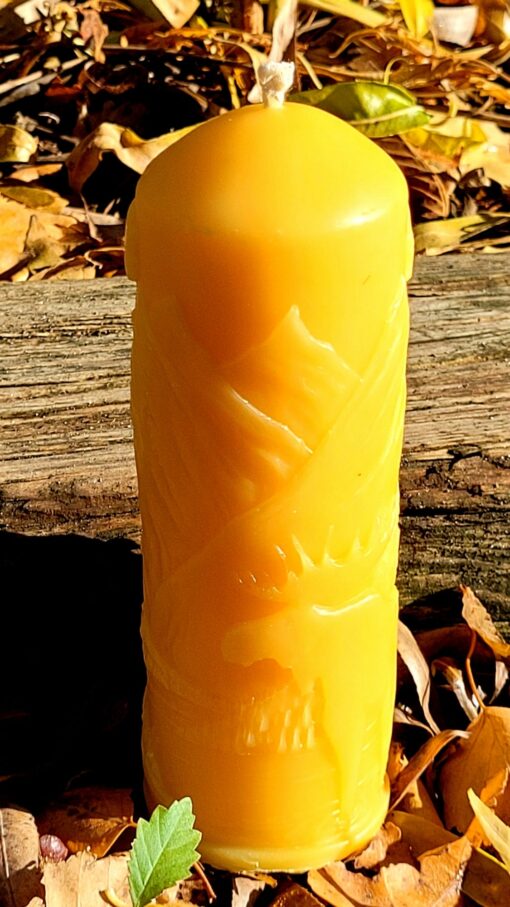 Moose candle pure 100% beeswax. Researches show that burning beeswax produces negative ions which neutralize odors and purifies the air.