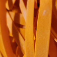 Roasted red pepper edit pappardelle is a flat, wide noodle, similar in width to lasagnette, and thinner than fettuccine. Plain pappardelle is a great pasta for a hearty meat sauce like bolognese. Ingredients: organic flour, organic eggs, reverse-osmosis water