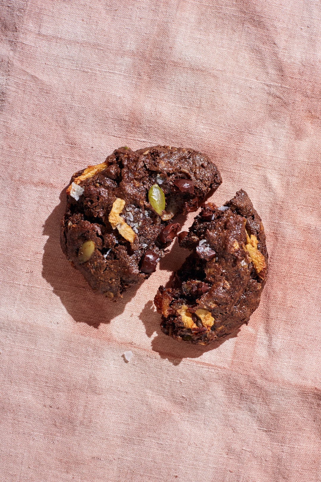 Your favourite brownie and morning cookie have come together to create this gooey, rich, lovechild of a treat! A salted double chocolate cookie with hints of sweet chewy dehydrated pear from Reyes Farms, upcycled aquafaba from Sorry I've Got Plants and a pinch of coarse sea salt to satisfy all the cravings! Made using quality whole ingredients. Enjoy each decadent bite on-the-go or as an end of day self-care indulgence. Ingredients: Sunflower seed butter*, coconut sugar*, gluten-free oats*, aquafaba (chickpea water), roasted cacao powder, semi-sweet chocolate chips* (cocoa mass, cane sugar, cocoa butter), dehydrated local imperfect pears, pumpkin seeds*, unsweetened coconut*, vanilla, baking soda, salt. *organic
Shelf life: Best kept refrigerated in an airtight container for up to 7 days.
**Produced in a facility that processes sesame, nuts, soy and gluten. Salted Choco Pearamel Cookies