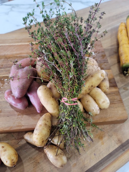 Sos thyme scaled cert. Organic - our own! 1 bunch. Reeaally nice with our yukon potatoes roasted up this time of year!